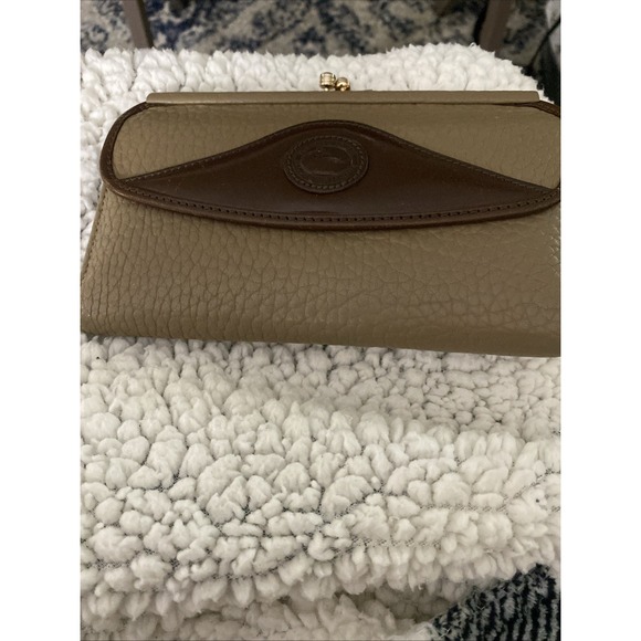 Vintage Dooney & Bourke‎ Checkbook Wallet With Kiss Closure Coin Desert Taupe - Picture 1 of 5